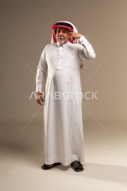 رجل سعودي مسن يفكر في بورتريه استوديو