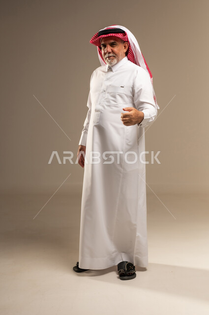 رجل سعودي مسن بالزي التقليدي في استوديو