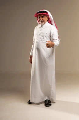 رجل سعودي مسن بالزي التقليدي في استوديو