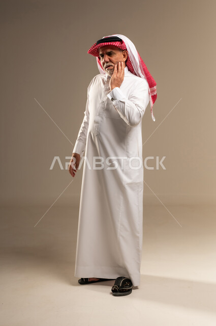 رجل سعودي مسن يعاني من ألم الأسنان في استوديو