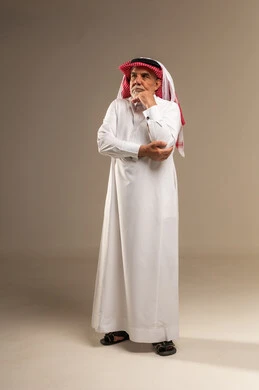 رجل سعودي مسن بوضعية تفكير بالزي التقليدي