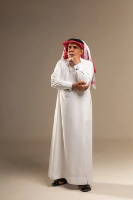 رجل سعودي مسن بوضعية تفكير بالزي التقليدي
