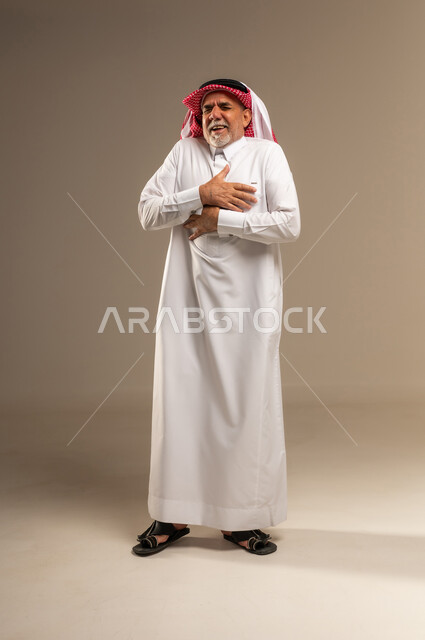 رجل سعودي مسن يشعر بألم في الصدر في الاستوديو