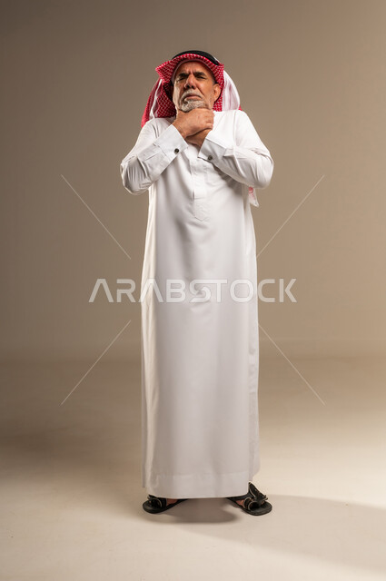 رجل سعودي مسن يعاني من الاختناق بالزي التقليدي