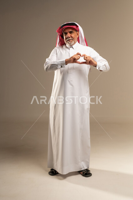 رجل سعودي مسن بالزي التقليدي في وضعية تعبير عن المشاعر