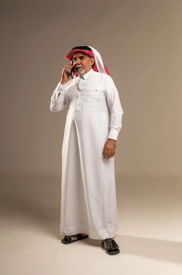 رجل سعودي مسن يتحدث عبر الهاتف في الاستوديو