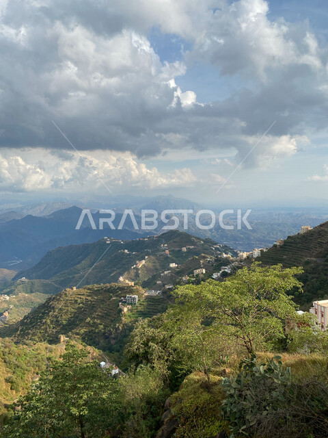 صورة جمالية لجبال فيفاء جنوب المملكة العربية السعودية ، الاشجار والمزروعات على جبل فيفا ، اماكن جبلية سياحية في منطقة جازان في السعودية