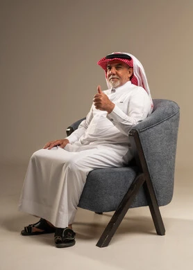 رجل سعودي مسن يشير بالإبهام للأعلى بالزي التقليدي