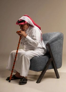 رجل سعودي مسن بوضعية تفكير بالزي التقليدي
