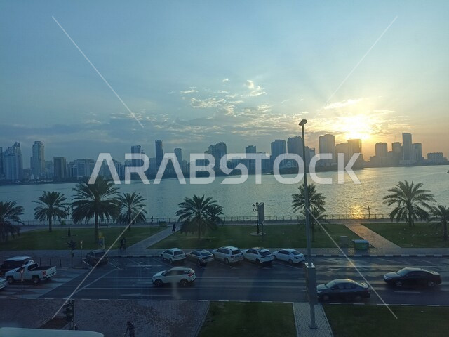 اطلالة على كورنيش البحيرة في الشارقة في الامارات العربية المتحدة ،خط سير السيارات على طريق الكورنيش،  الابراج وناطحات السحاب على ساحل بحيرة خالد ، اماكن سياحية في الامارات