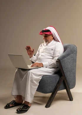رجل سعودي مسن يستخدم الحاسوب المحمول