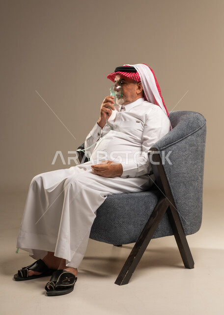 رجل سعودي مسن يستخدم قناع البخار التنفسي