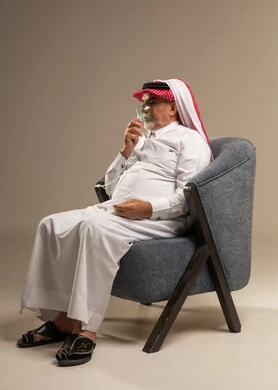رجل سعودي مسن يستخدم قناع البخار التنفسي