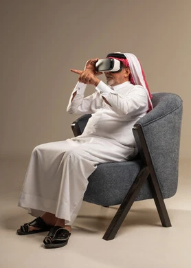 رجل سعودي مسن يرتدي نظارة الواقع الافتراضي في الاستوديو
