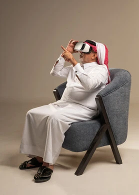 رجل سعودي مسن يستخدم نظارات الواقع الافتراضي
