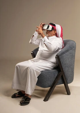 رجل سعودي مسن يرتدي نظارة الواقع الافتراضي في الاستوديو