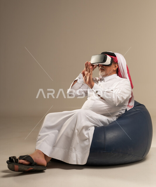 رجل سعودي مسن يستخدم نظارة الواقع الافتراضي