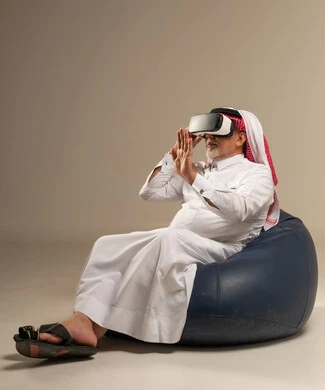 رجل سعودي مسن يستخدم نظارة الواقع الافتراضي