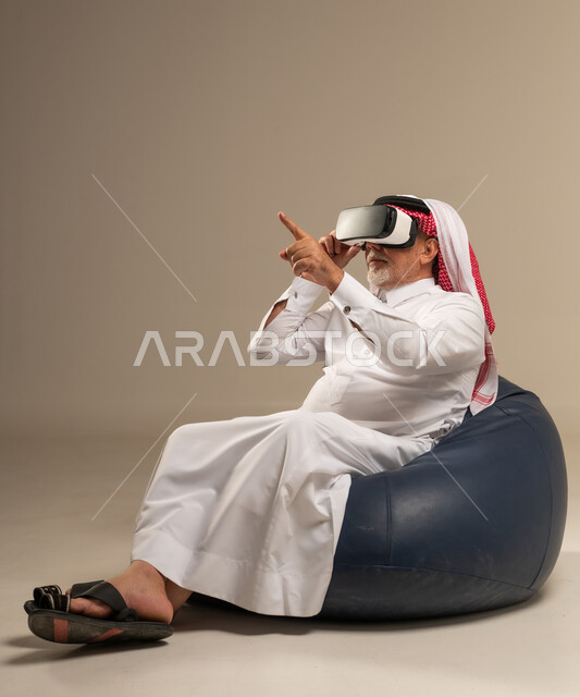 رجل سعودي مسن يستخدم نظارات الواقع الافتراضي