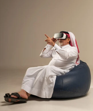 رجل سعودي مسن يستخدم نظارات الواقع الافتراضي