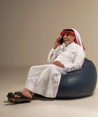 رجل سعودي مسن يتحدث بالهاتف في استوديو