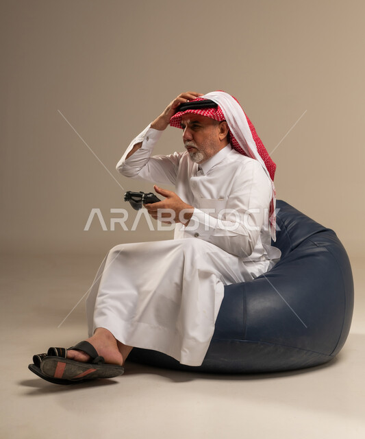 رجل سعودي مسن محبط أثناء لعب ألعاب الفيديو