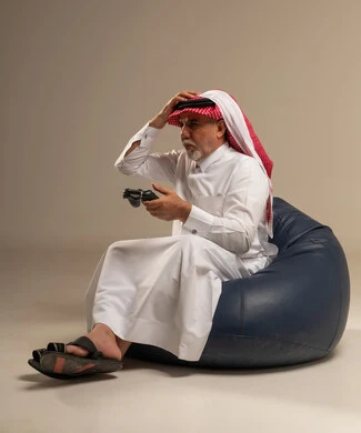 رجل سعودي مسن محبط أثناء لعب ألعاب الفيديو