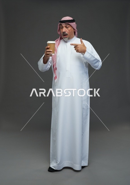 رجل  عربي سعودي خليجي مسن يرتدي الزي الثوب الابيض والشماغ ويحمل فنجان قهوة,  ايماءات واشارات مختلفه , كامل الجسم, خلفيه رماديه