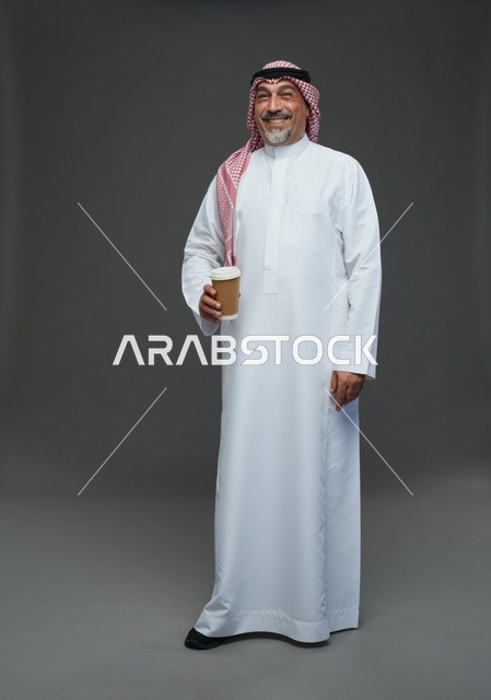 رجل  عربي سعودي خليجي مسن يرتدي الزي الثوب الابيض والشماغ ويحمل فنجان قهوة,  ايماءات واشارات مختلفه , كامل الجسم, خلفيه رماديه