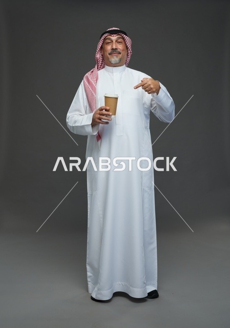 رجل  عربي سعودي خليجي مسن يرتدي الزي الثوب الابيض والشماغ ويحمل فنجان قهوة,  ايماءات واشارات مختلفه , كامل الجسم, خلفيه رماديه