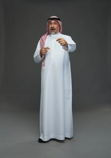 رجل  عربي سعودي خليجي مسن يرتدي الزي الثوب الابيض والشماغ ويمسك بطاقه بيضاء فارغه,  ايماءات واشارات مختلفه , كامل الجسم, خلفيه رماديه