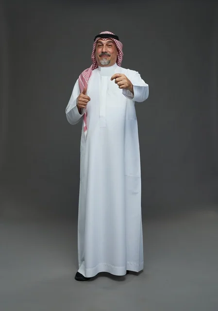 رجل  عربي سعودي خليجي مسن يرتدي الزي الثوب الابيض والشماغ ويمسك بطاقه بيضاء فارغه,  ايماءات واشارات مختلفه , كامل الجسم, خلفيه رماديه