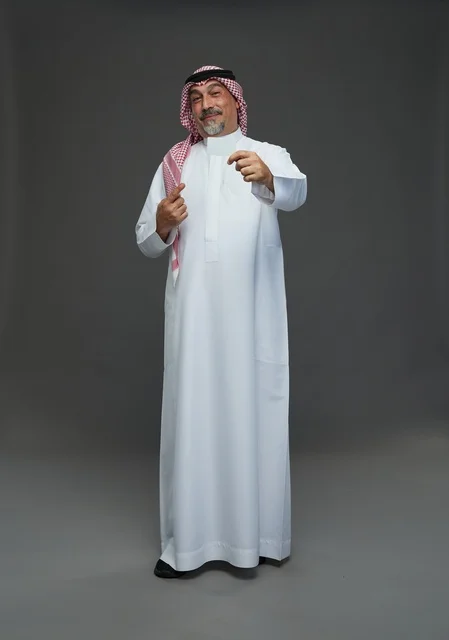 رجل  عربي سعودي خليجي مسن يرتدي الزي الثوب الابيض والشماغ ويمسك بطاقه بيضاء فارغه,  ايماءات واشارات مختلفه , كامل الجسم, خلفيه رماديه