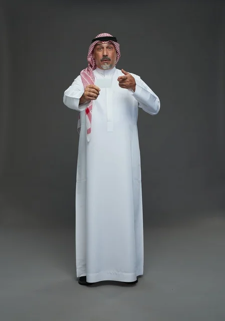 رجل  عربي سعودي خليجي مسن يرتدي الزي الثوب الابيض والشماغ ويمسك بطاقه بيضاء فارغه,  ايماءات واشارات مختلفه , كامل الجسم, خلفيه رماديه