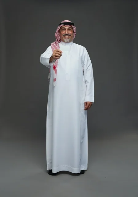 رجل  عربي سعودي خليجي مسن يرتدي الزي الثوب الابيض والشماغ ويمسك بطاقه بيضاء فارغه,  ايماءات واشارات مختلفه , كامل الجسم, خلفيه رماديه