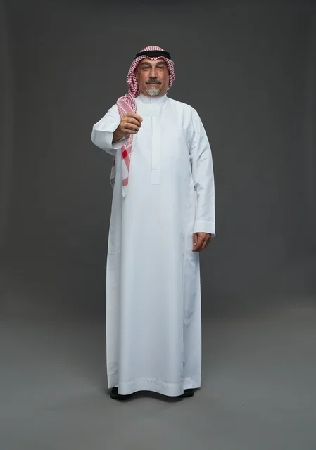رجل  عربي سعودي خليجي مسن يرتدي الزي الثوب الابيض والشماغ ويمسك بطاقه بيضاء فارغه,  ايماءات واشارات مختلفه , كامل الجسم, خلفيه رماديه