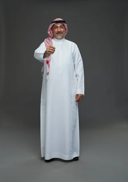 رجل  عربي سعودي خليجي مسن يرتدي الزي الثوب الابيض والشماغ ويمسك بطاقه بيضاء فارغه,  ايماءات واشارات مختلفه , كامل الجسم, خلفيه رماديه
