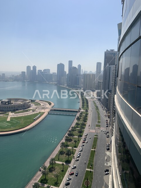 اطلالة على كورنيش البحيرة في الشارقة في الامارات العربية المتحدة ،خط سير السيارات على طريق الكورنيش،  الابراج وناطحات السحاب على ساحل بحيرة خالد ، اماكن سياحية في الامارات