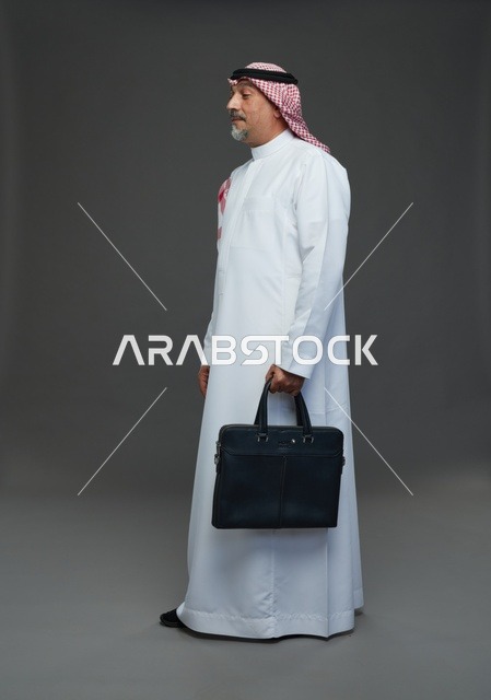 رجل اعمال عربي سعودي خليجي  يرتدي الزي الثوب الابيض والشماغ ويحمل حقيبة اللابتوب,  ايماءات واشارات مختلفه , كامل الجسم, خلفيه رماديه