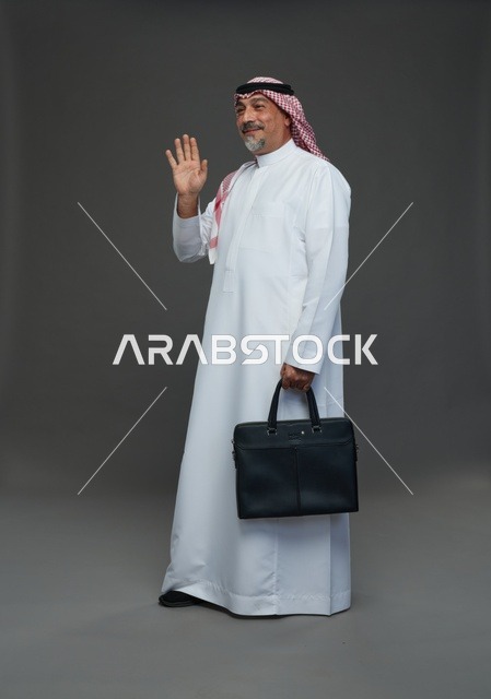 رجل اعمال عربي سعودي خليجي  يرتدي الزي الثوب الابيض والشماغ ويحمل حقيبة اللابتوب,  ايماءات واشارات مختلفه , كامل الجسم, خلفيه رماديه