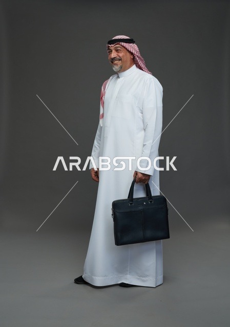 رجل اعمال عربي سعودي خليجي  يرتدي الزي الثوب الابيض والشماغ ويحمل حقيبة اللابتوب,  ايماءات واشارات مختلفه , كامل الجسم, خلفيه رماديه