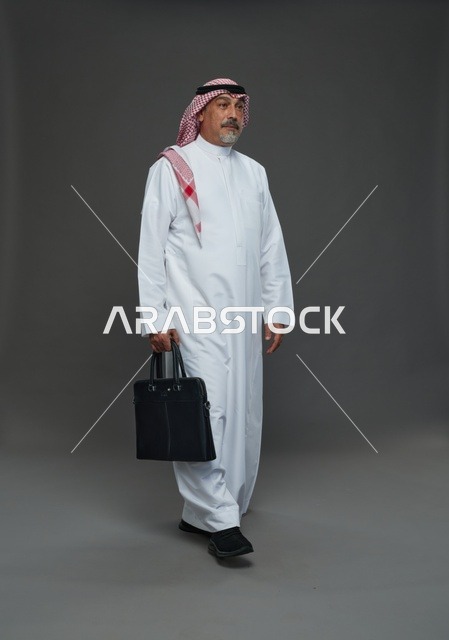 رجل اعمال عربي سعودي خليجي  يرتدي الزي الثوب الابيض والشماغ ويحمل حقيبة اللابتوب,  ايماءات واشارات مختلفه , كامل الجسم, خلفيه رماديه