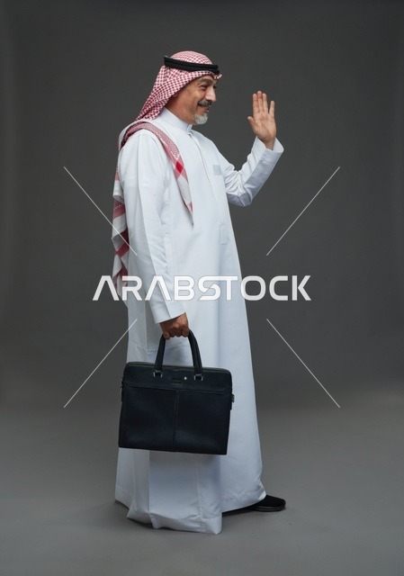 رجل اعمال عربي سعودي خليجي  يرتدي الزي الثوب الابيض والشماغ ويحمل حقيبة اللابتوب,  ايماءات واشارات مختلفه , كامل الجسم, خلفيه رماديه