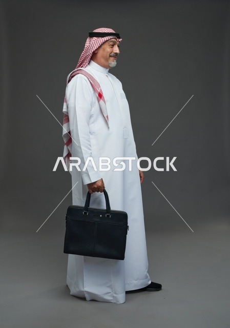 رجل اعمال عربي سعودي خليجي  يرتدي الزي الثوب الابيض والشماغ ويحمل حقيبة اللابتوب,  ايماءات واشارات مختلفه , كامل الجسم, خلفيه رماديه