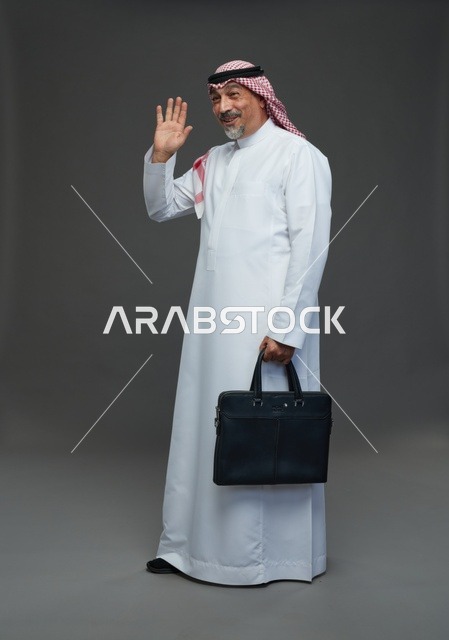 رجل اعمال عربي سعودي خليجي  يرتدي الزي الثوب الابيض والشماغ ويحمل حقيبة اللابتوب,  ايماءات واشارات مختلفه , كامل الجسم, خلفيه رماديه