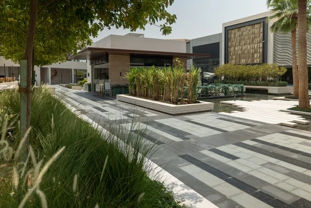 Entertainment and leisure centers and commercial shopping in the city of Riyadh, the Riyadh Front project, outdoor seating areas at the Roshan Front during the day, a recreational and tourist area in the Kingdom of Saudi Arabia, fun family activities and events.