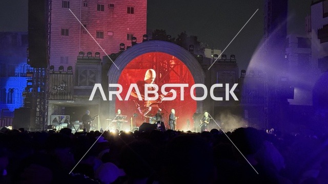 عرض موسيقي غنائي في فعالية بلد بيست في مدينة جدة التاريخية، المملكة العربية السعودية، مهرجان موسيقي وفني من تنظيم مدل بيست يوم 30 من يناير 2026، تجربة فنية معاصرة، أجواء احتفالية نابضة بالطاقة، تفاعل جماهيري واسع، الموسيقى والفن في قلب جدة وعلى مقربة من ساحل البحر الأحمر.