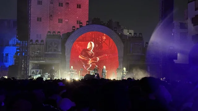 عرض موسيقي غنائي في فعالية بلد بيست في مدينة جدة التاريخية، المملكة العربية السعودية، مهرجان موسيقي وفني من تنظيم مدل بيست يوم 30 من يناير 2026، تجربة فنية معاصرة، أجواء احتفالية نابضة بالطاقة، تفاعل جماهيري واسع، الموسيقى والفن في قلب جدة وعلى مقربة من ساحل البحر الأحمر.