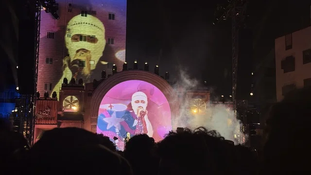 عرض موسيقي غنائي في فعالية بلد بيست في مدينة جدة التاريخية، المملكة العربية السعودية، مهرجان موسيقي وفني من تنظيم مدل بيست يوم 30 من يناير 2026، تجربة فنية معاصرة، أجواء احتفالية نابضة بالطاقة، تفاعل جماهيري واسع، الموسيقى والفن في قلب جدة وعلى مقربة من ساحل البحر الأحمر.