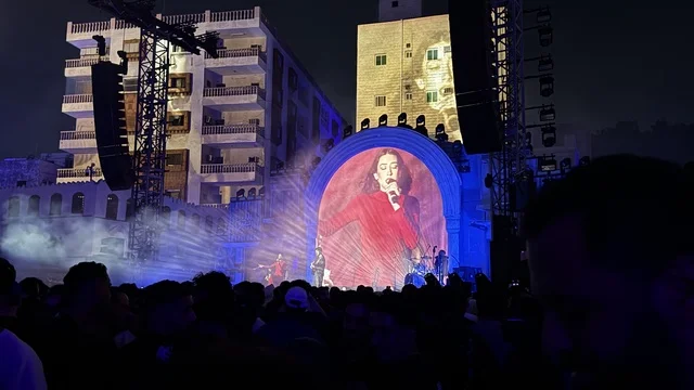 عرض موسيقي غنائي في فعالية بلد بيست في مدينة جدة التاريخية، المملكة العربية السعودية، مهرجان موسيقي وفني من تنظيم مدل بيست يوم 30 من يناير 2026، تجربة فنية معاصرة، أجواء احتفالية نابضة بالطاقة، تفاعل جماهيري واسع، الموسيقى والفن في قلب جدة وعلى مقربة من ساحل البحر الأحمر.